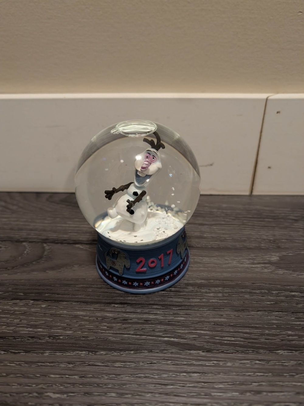 Disney Store Frozen Olaf Snowglobe